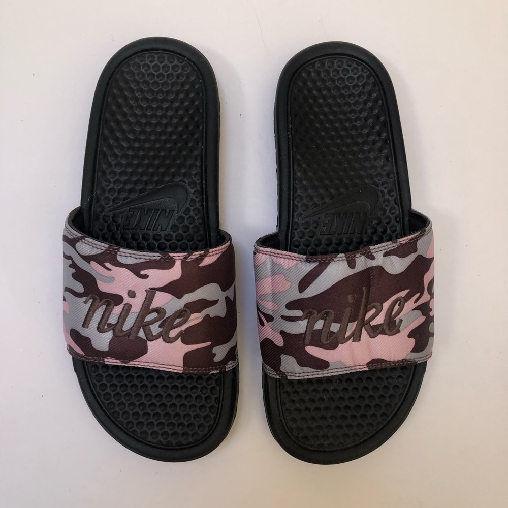 NWOT women’s Nike camo slides. Size 8